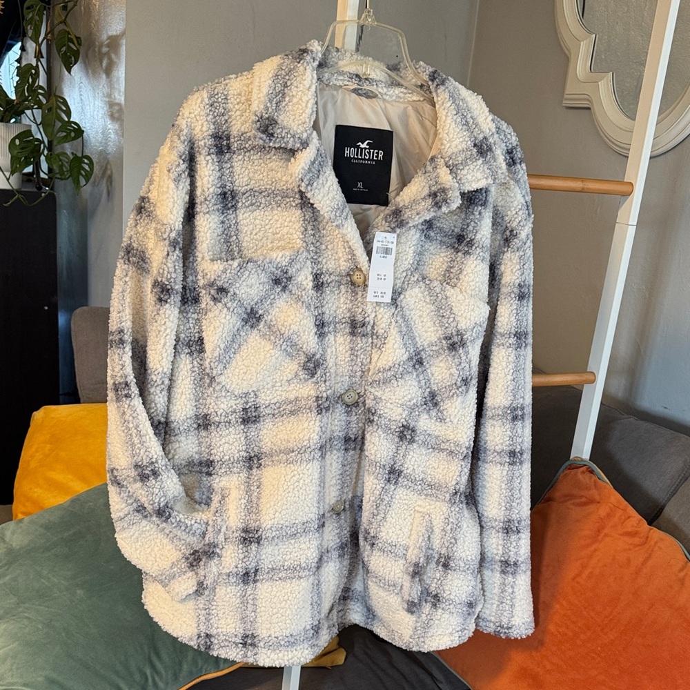 Hollister Women's Cozy Cream and Gray Teddy Jacket